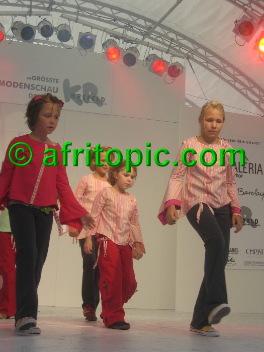 ../Images/Krefeld-Strssenmodenschau-2005 279.jpg